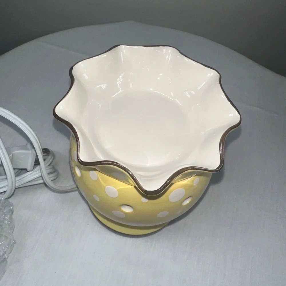 NEW Scentsy Dotty Full Size Warmer Ceramic Yellow White Polka Dot
